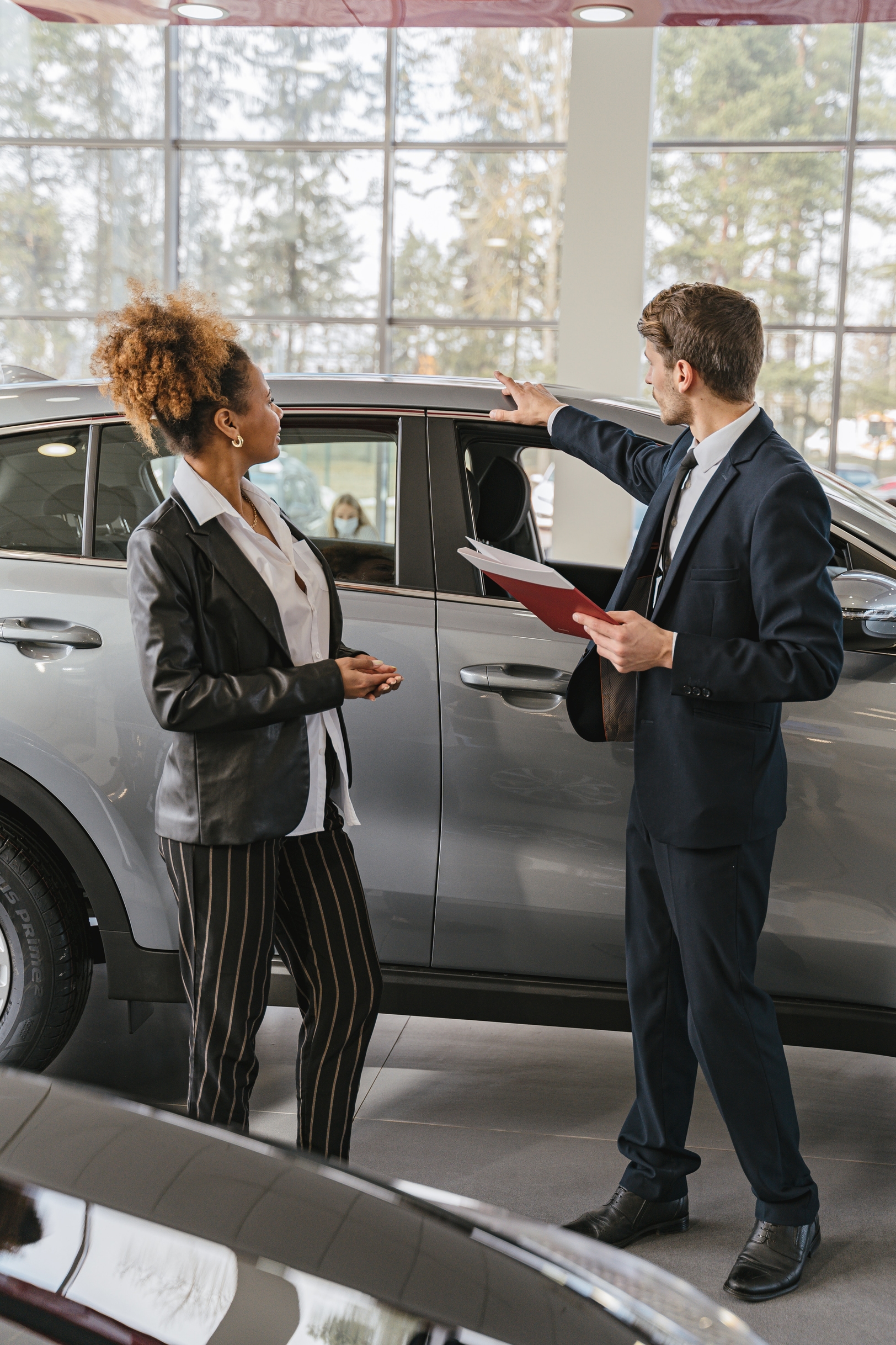 Dealer toont auto aan klant